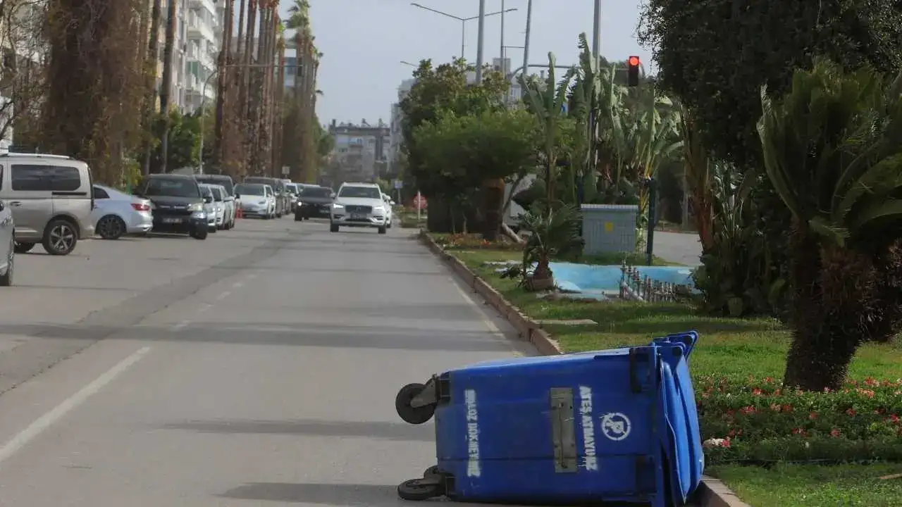 Antalya’da Çatılar Uçtu, Dev Dalgalar Falezleri Dövdü! 8